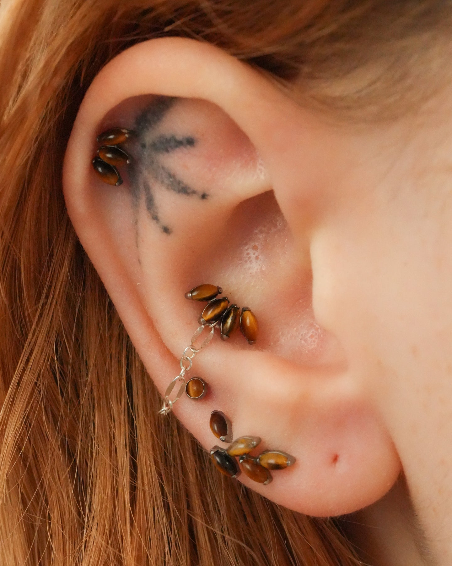 Kolczyk do ucha "straight 3 stone tiger eye" – złoty tytanowy labret z tygrysim okiem