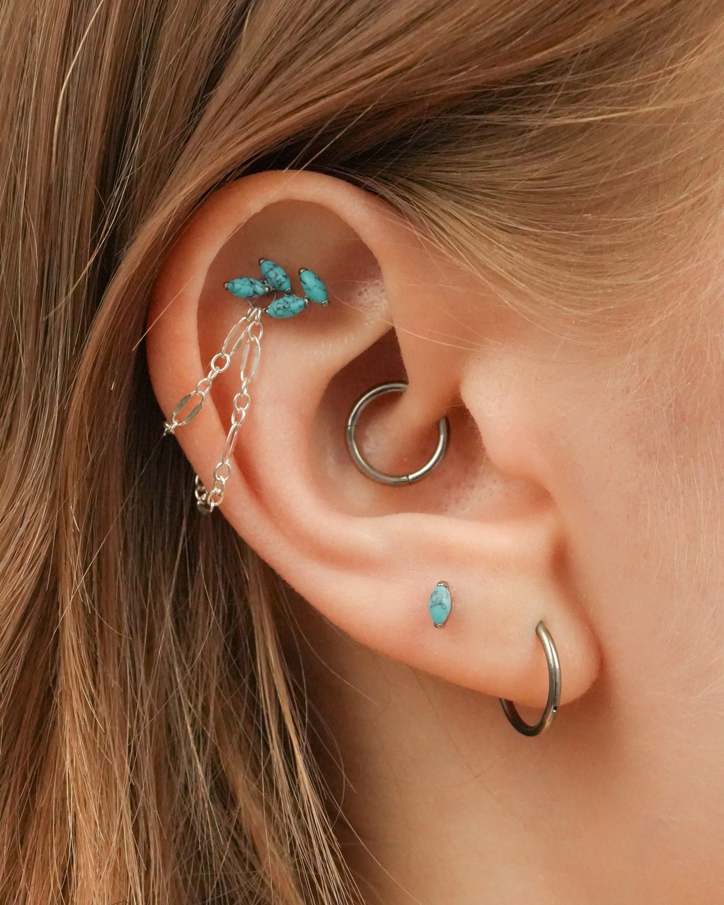 Kolczyk do ucha "4 leaf blue stone" – złoty tytanowy labret z turkusem