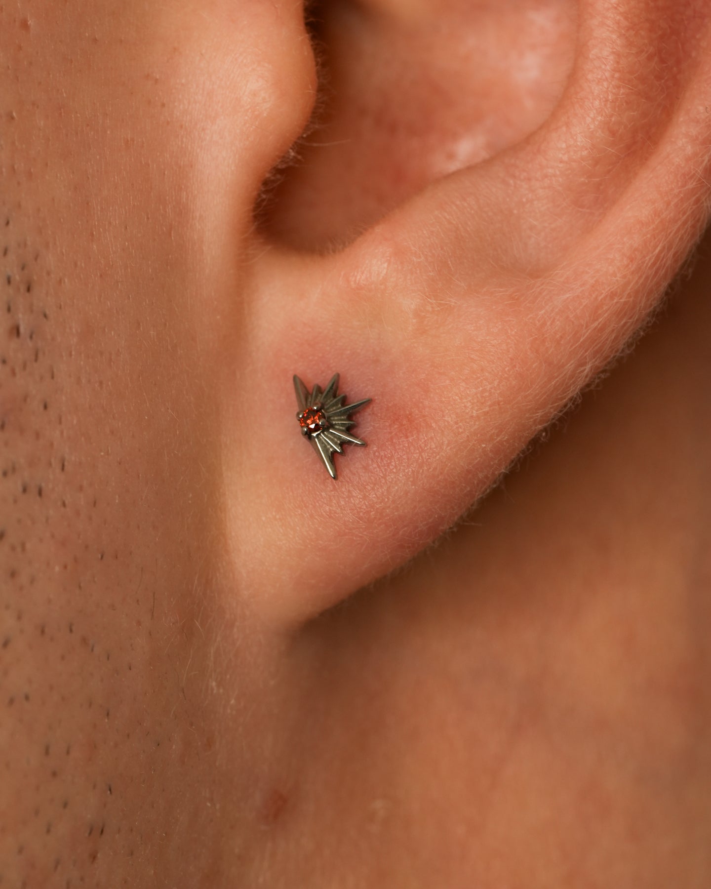 Kolczyk do ucha "Silver red sunset" - tytanowy labret z czerwonym kamieniem