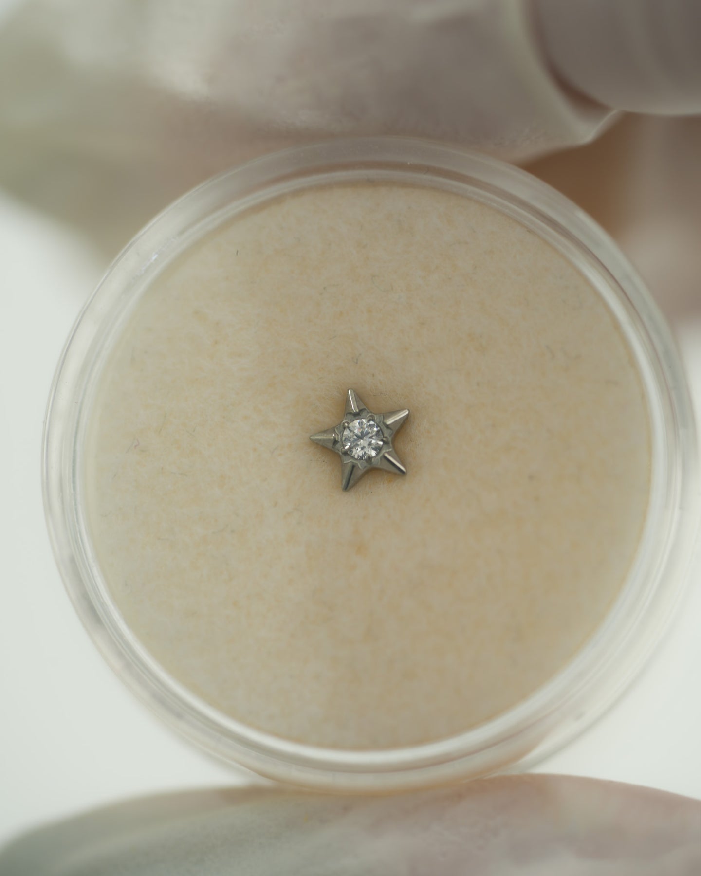 Kolczyk do ucha "Stardust Star" - tytanowy labret z cyrkonią