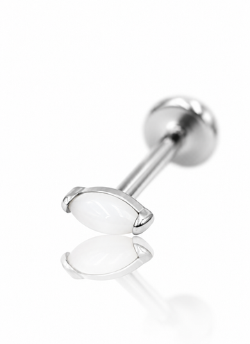 Kolczyk do ucha "1 long stone pearl white" - tytanowy labret z masą perłową