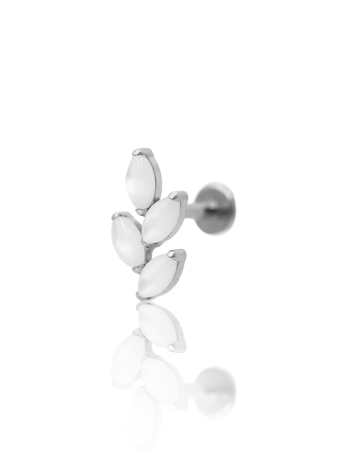 Kolczyk do ucha "4 leaf pearl white stone" – tytanowy labret z masą perłową