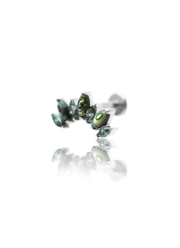 Kolczyk do ucha "Cluster stone peacock stone" - tytanowy labret z cyrkoniami i muszlą abalone