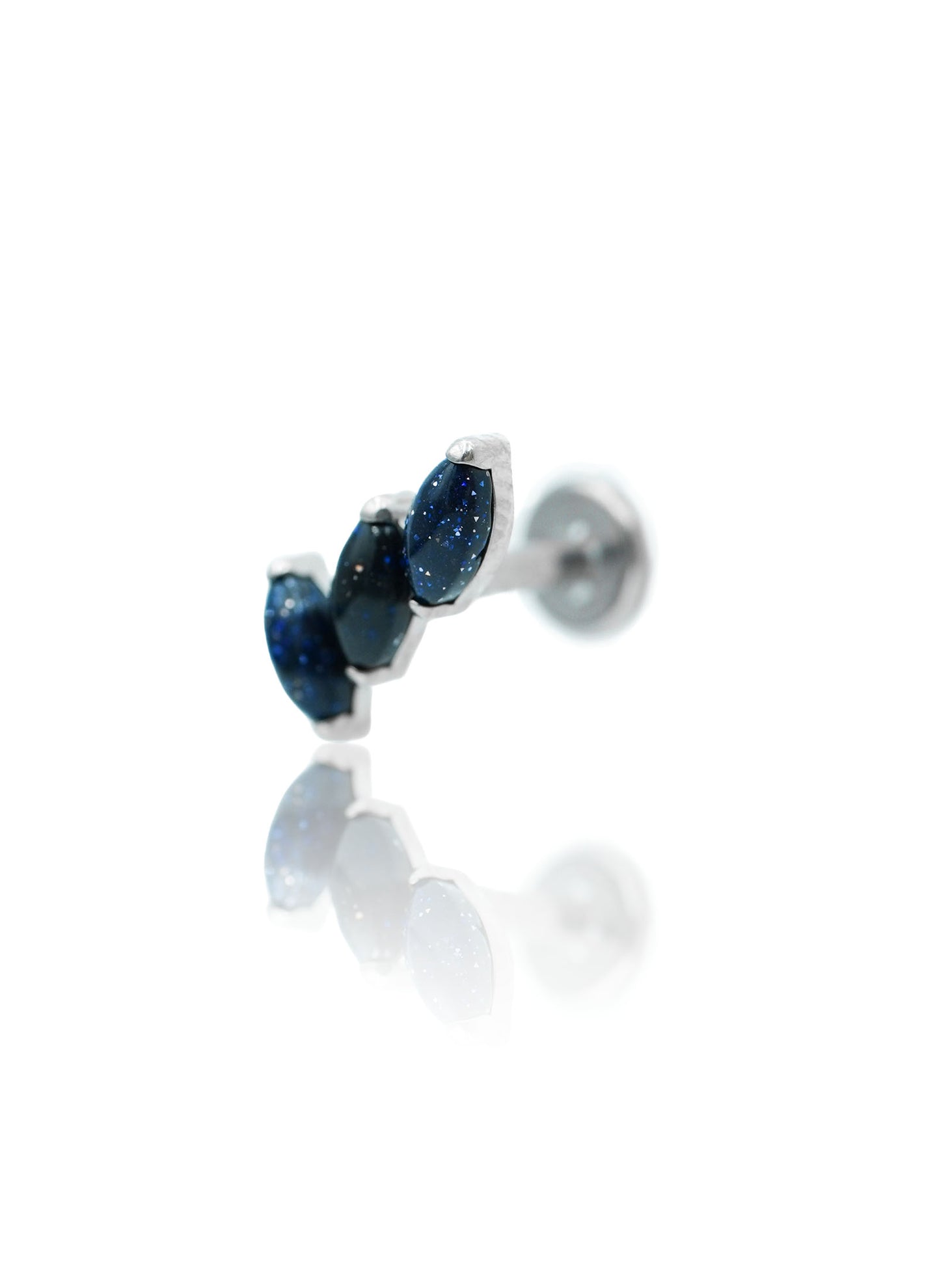 Kolczyk do ucha "3 stone galaxy" – tytanowy labret z blue goldstone