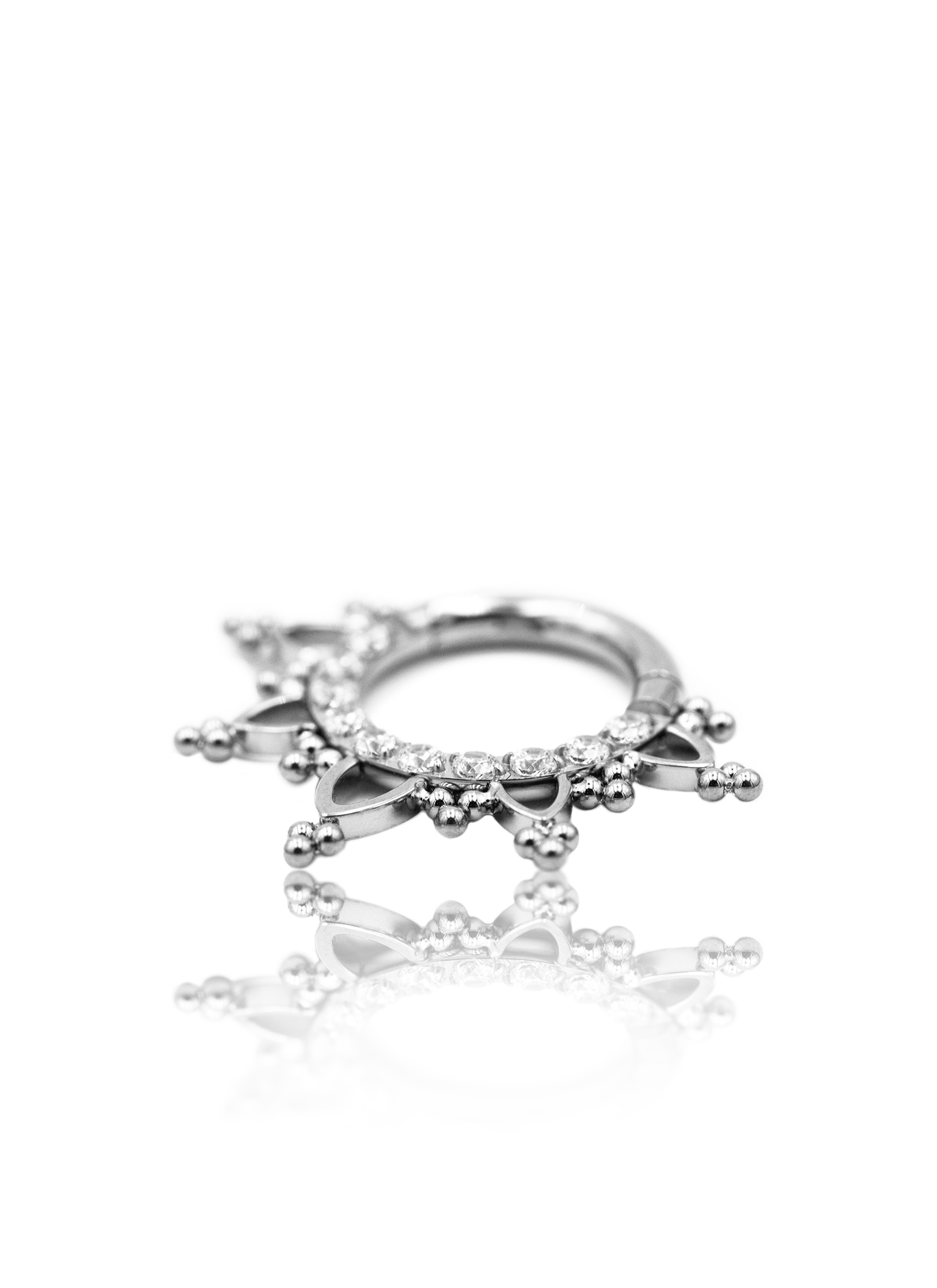 Kolczyk do ucha "Gotic" - tytanowy clicker z cyrkoniami