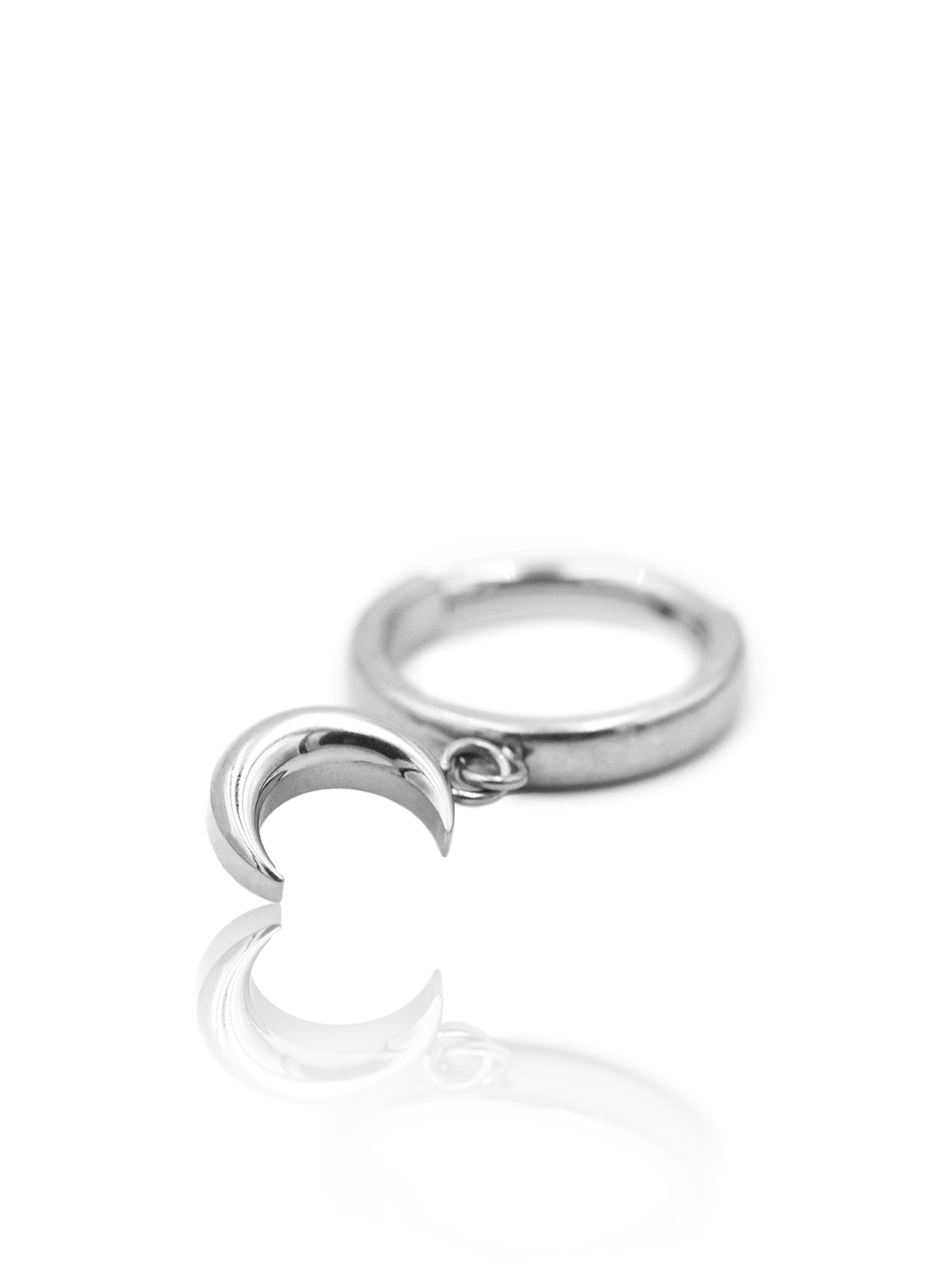 Kolczyk do ucha "Hanging moon" - tytanowy clicker z zawieszką księżycem