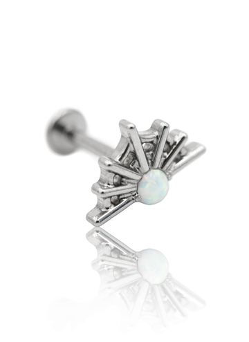 Kolczyk do ucha "Opal web" - tytanowy labret pajęczyna z opalem