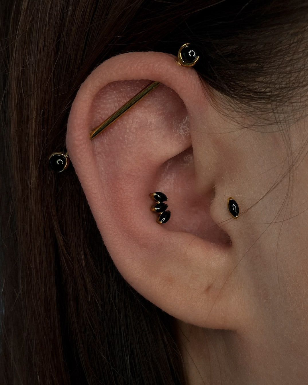 Kolczyk do ucha "1 long stone black" - anodyzowany tytanowy labret z kamieniami