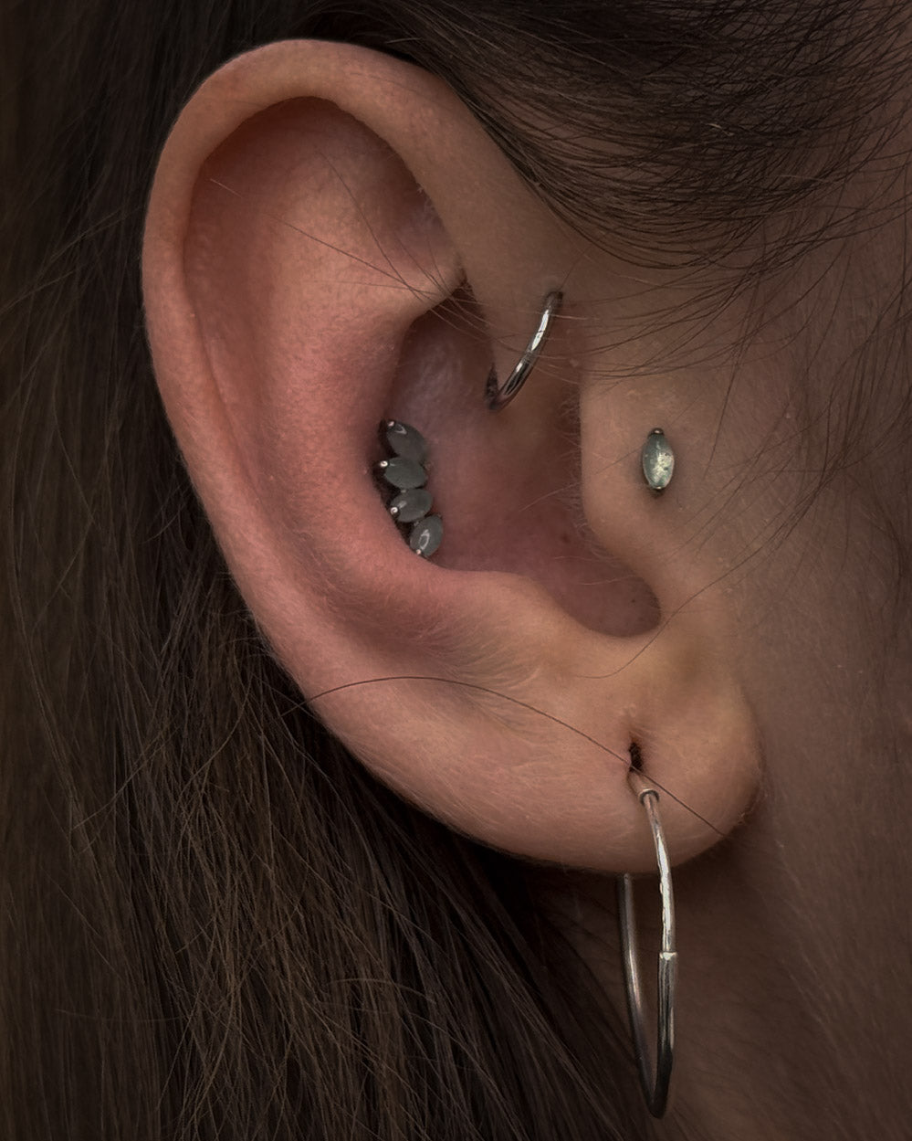 Kolczyk do ucha "4 stone light green" - tytanowy labret z kamieniami