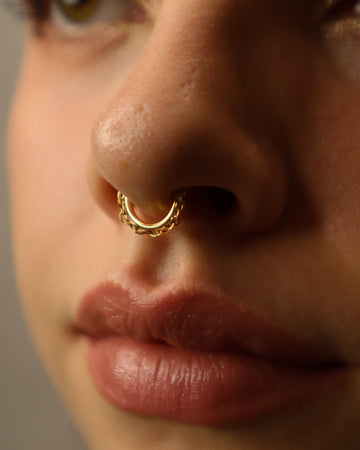 Kolczyk do ucha "Chain around gold" - tytanowy clicker z łańcuszkiem