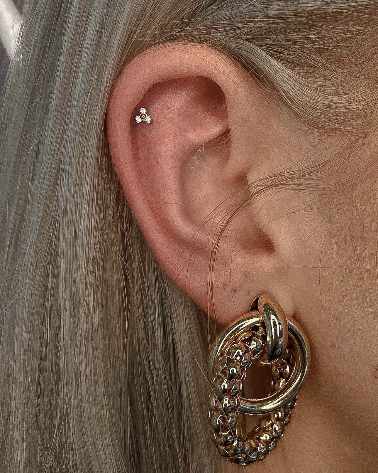 Kolczyk do ucha "Clear trio" - anodyzowany tytanowy labret z czarnymi cyrkoniami