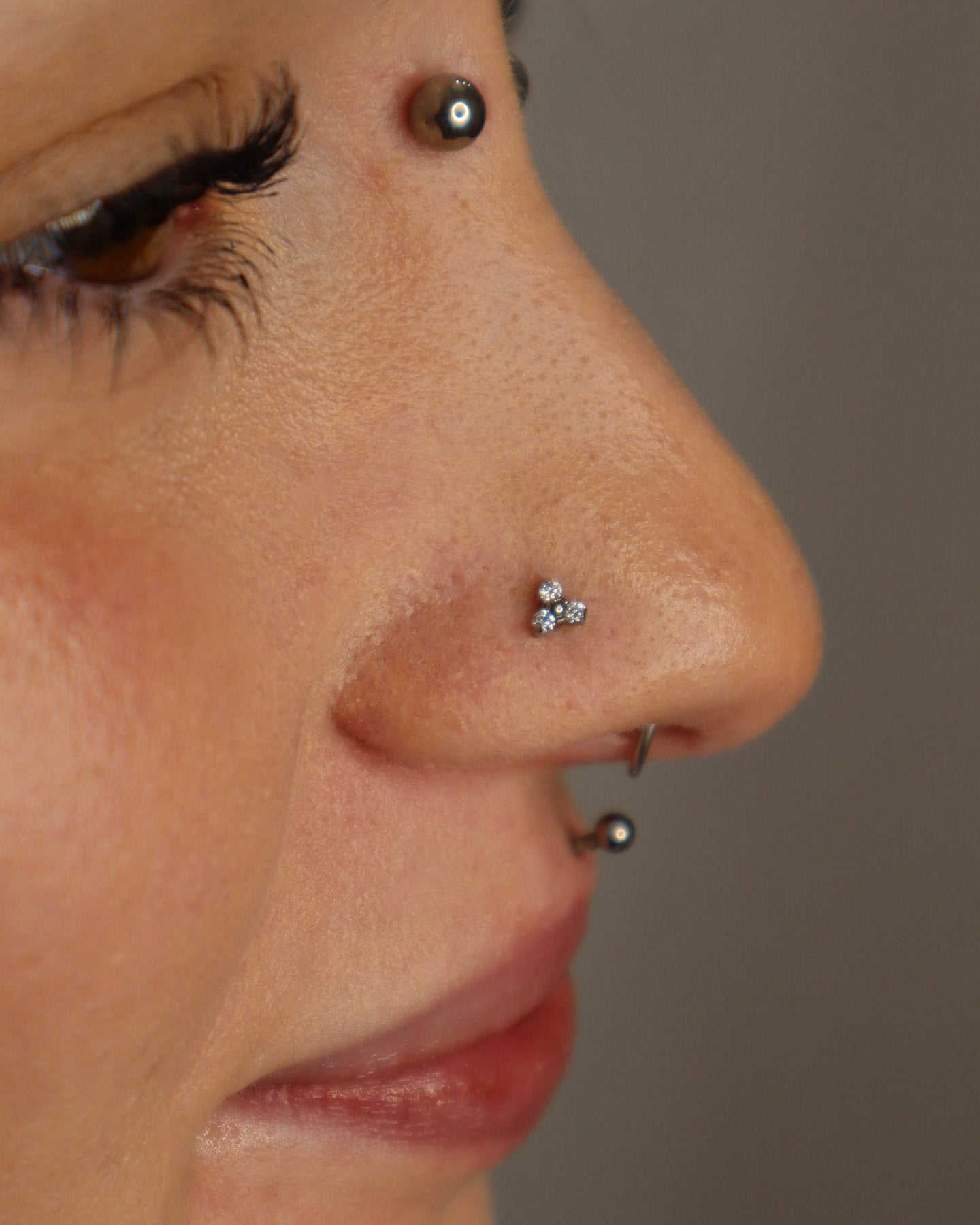 Kolczyk do ucha "Clear trio" - tytanowy labret z przeźroczystymi cyrkoniami