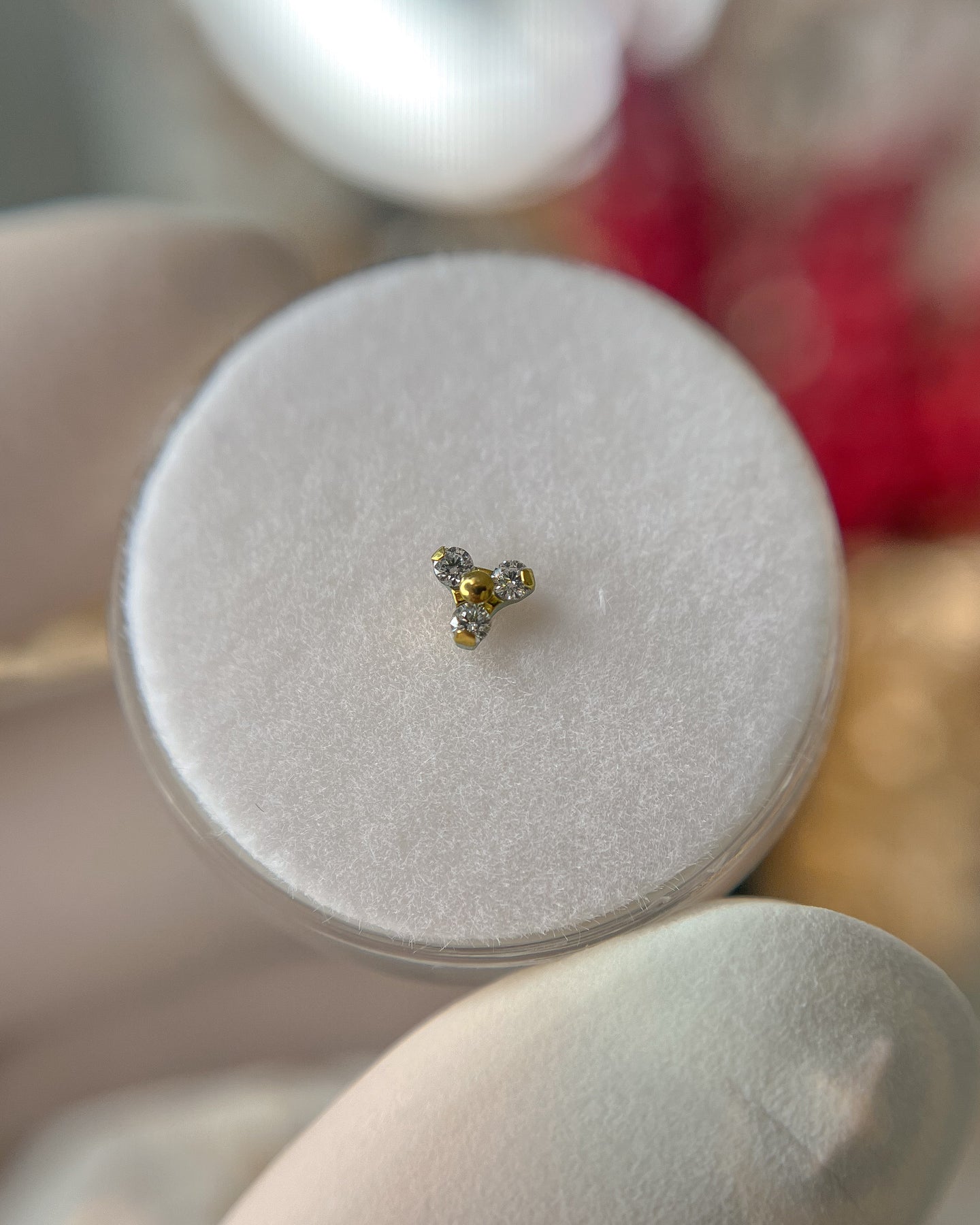 Kolczyk do ucha "Clear trio" - anodyzowany tytanowy labret z czarnymi cyrkoniami