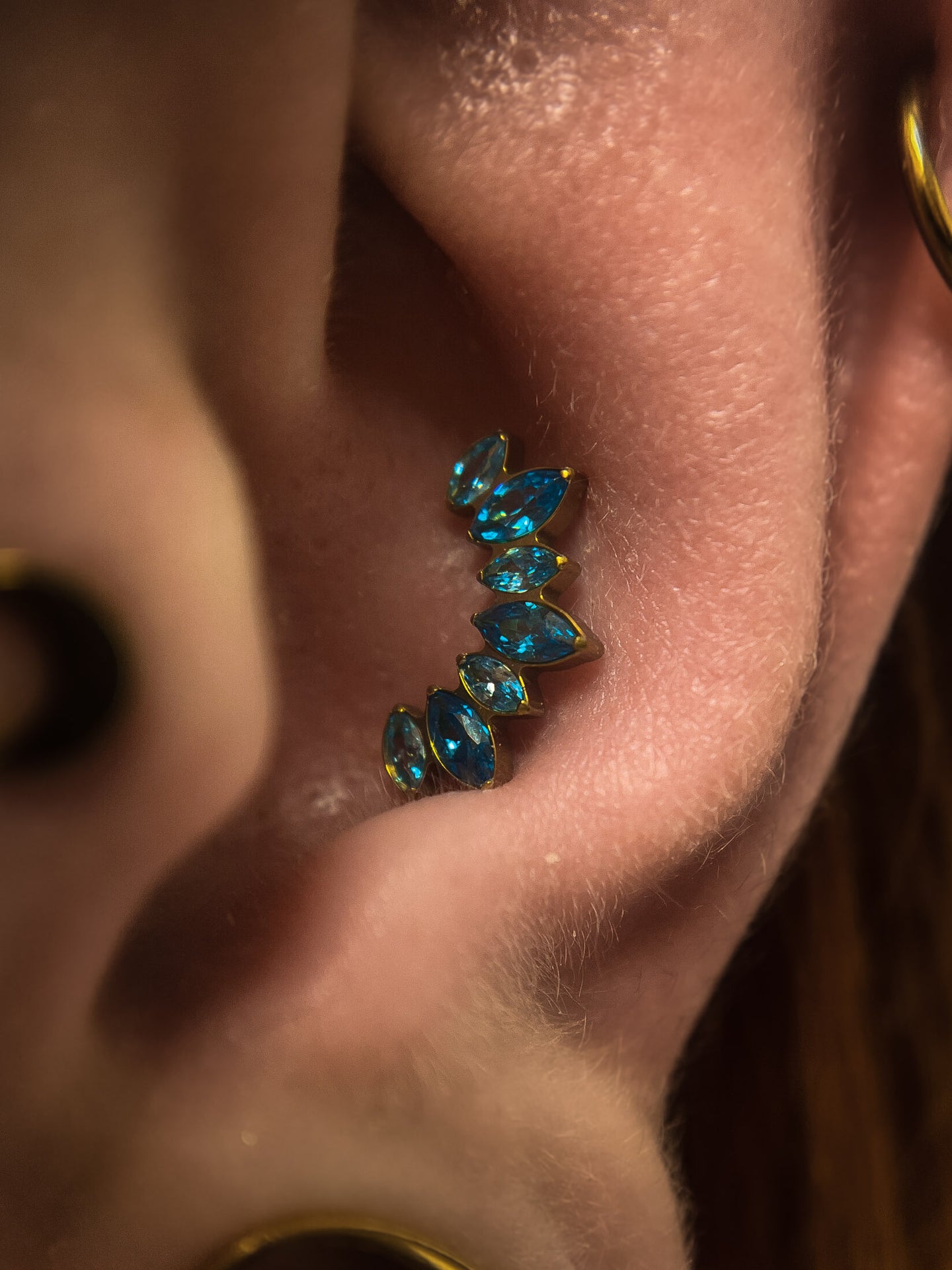 Kolczyk do ucha "Cluster blue" - anodyzowany tytanowy labret z niebieskimi cyrkoniami