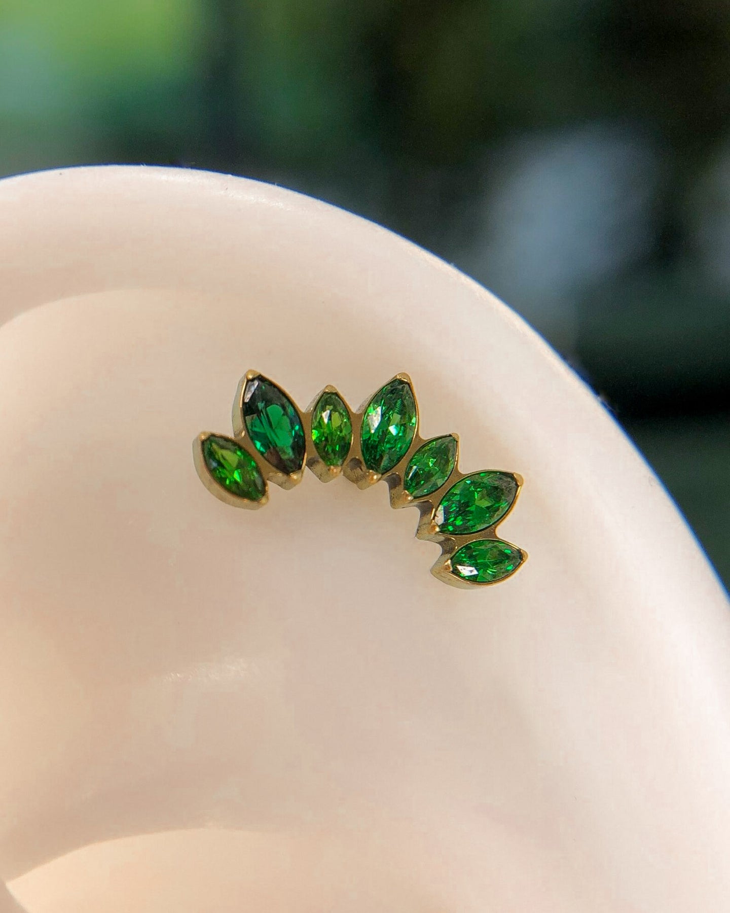 Kolczyk do ucha "Cluster green" - anodyzowany tytanowy labret z zielonymi cyrkoniami