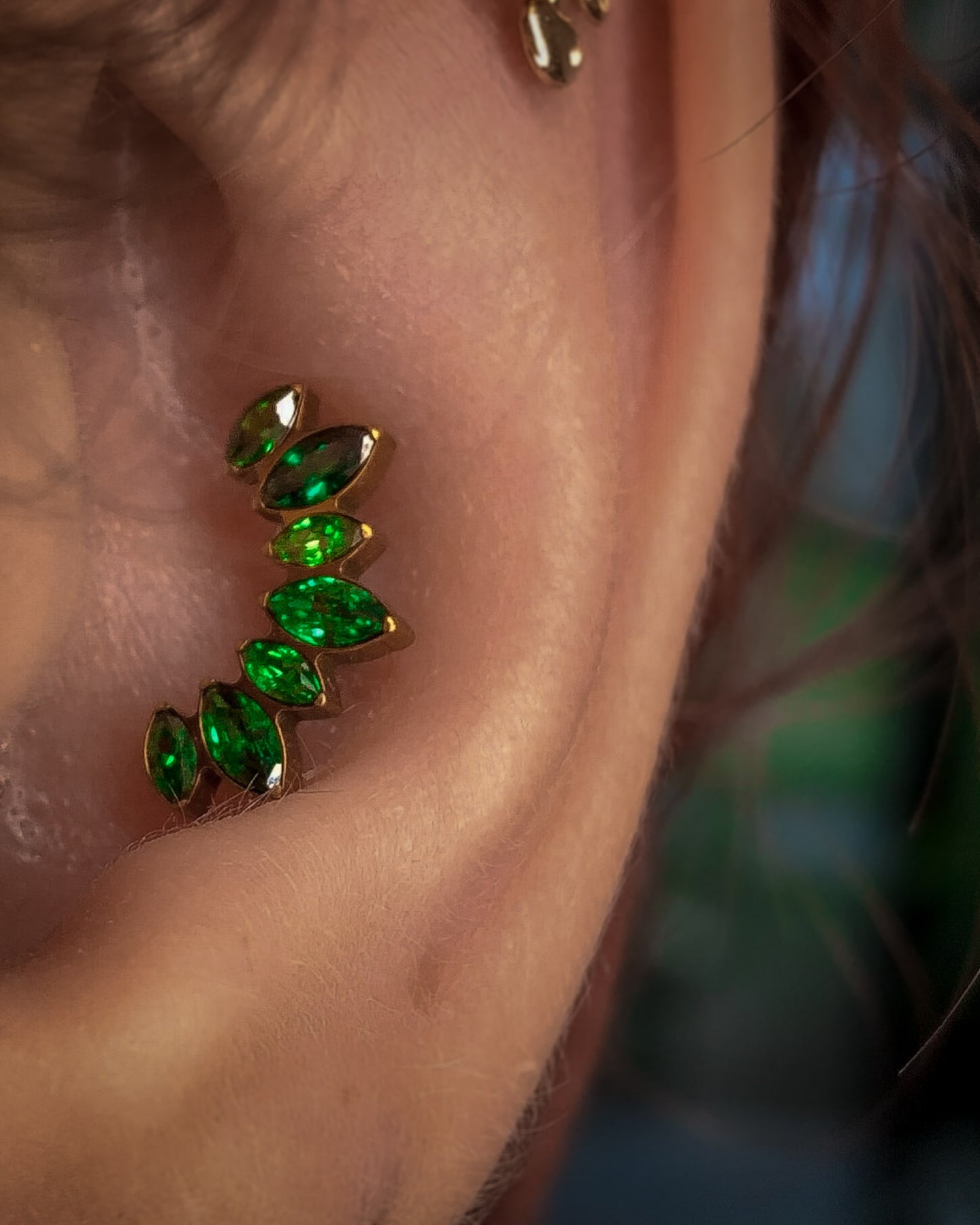 Kolczyk do ucha "Cluster green" - anodyzowany tytanowy labret z zielonymi cyrkoniami