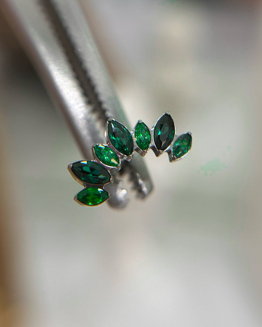 Kolczyk do ucha "Cluster green" - tytanowy labret z zielonymi cyrkoniami