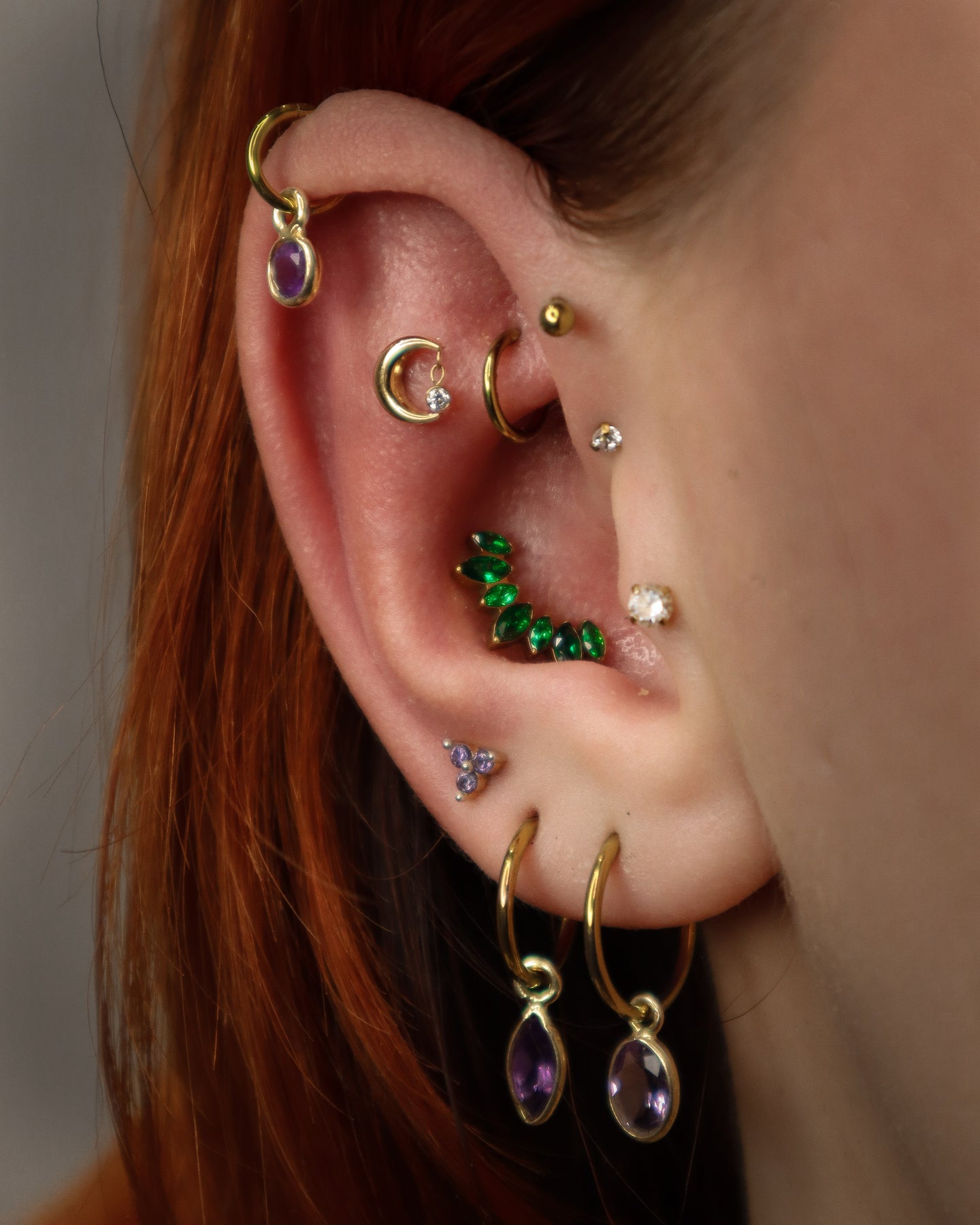 Kolczyk do ucha "Cluster green" - anodyzowany tytanowy labret z zielonymi cyrkoniami