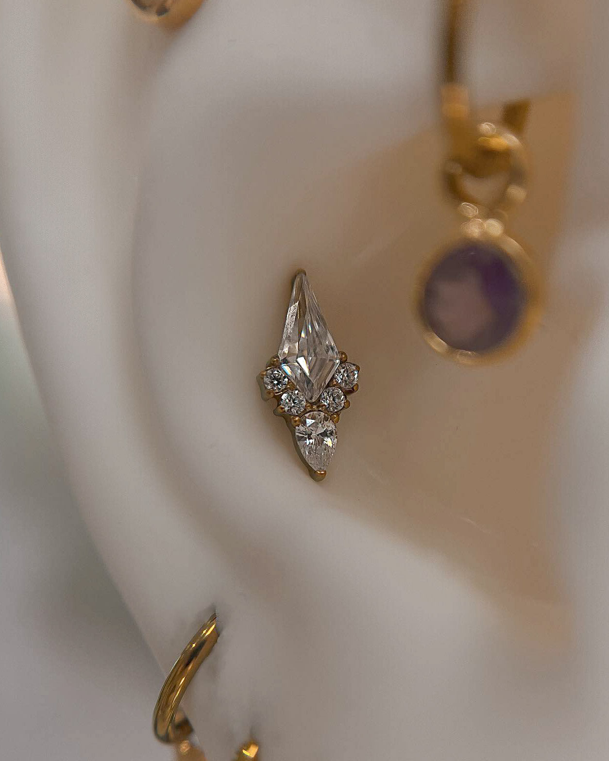 "Kolczyk do ucha "Diamond crystal"- anodyzowany tytanowy labret z cyrkoniami  "