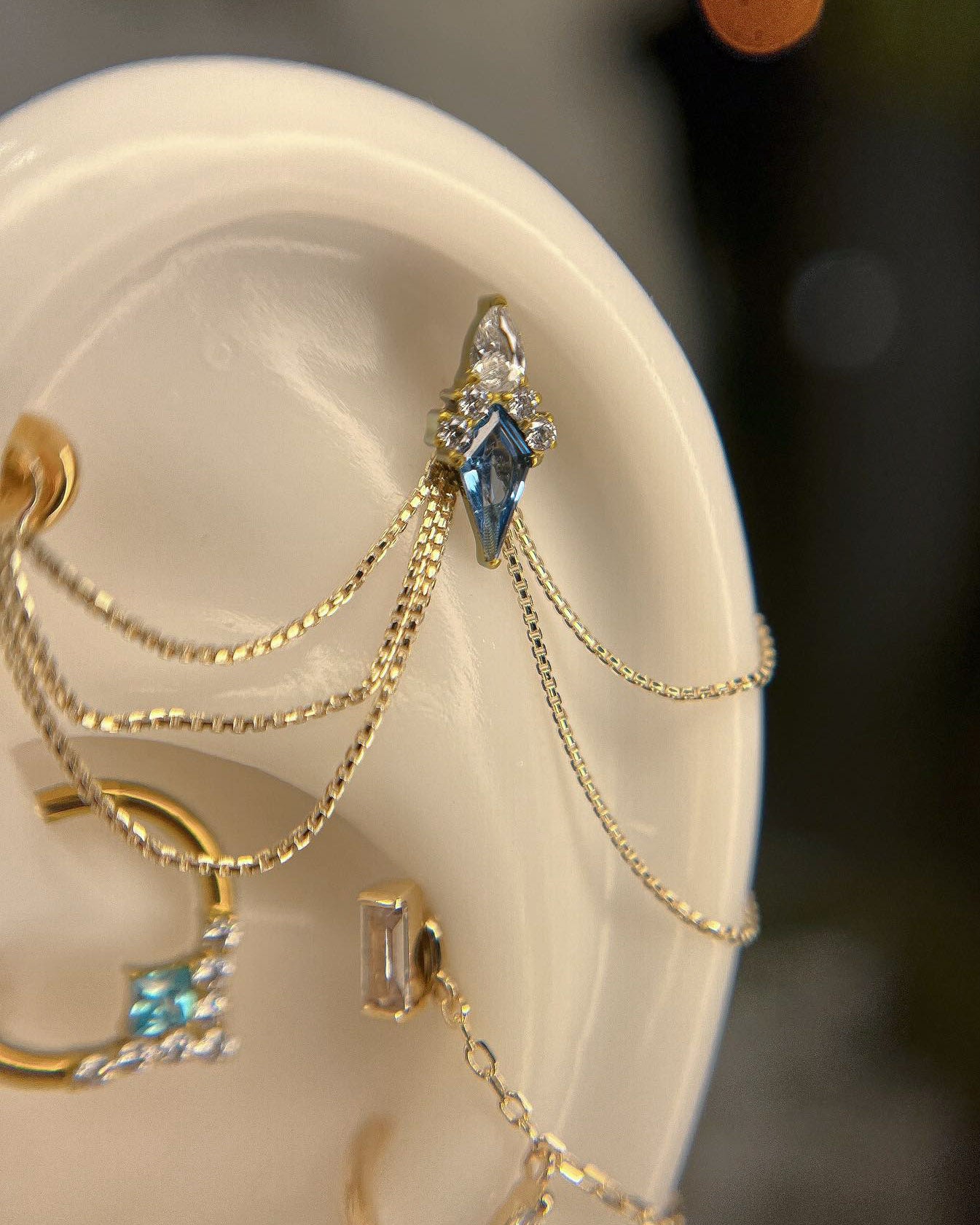 Kolczyk do ucha "Sharpie blue" - anodyzowany tytanowy labret z cyrkoniami