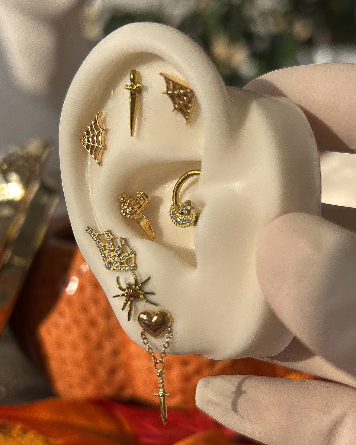 Kolczyk do ucha "Gold dagger" - tytanowy labret z wiszącym mieczykiem