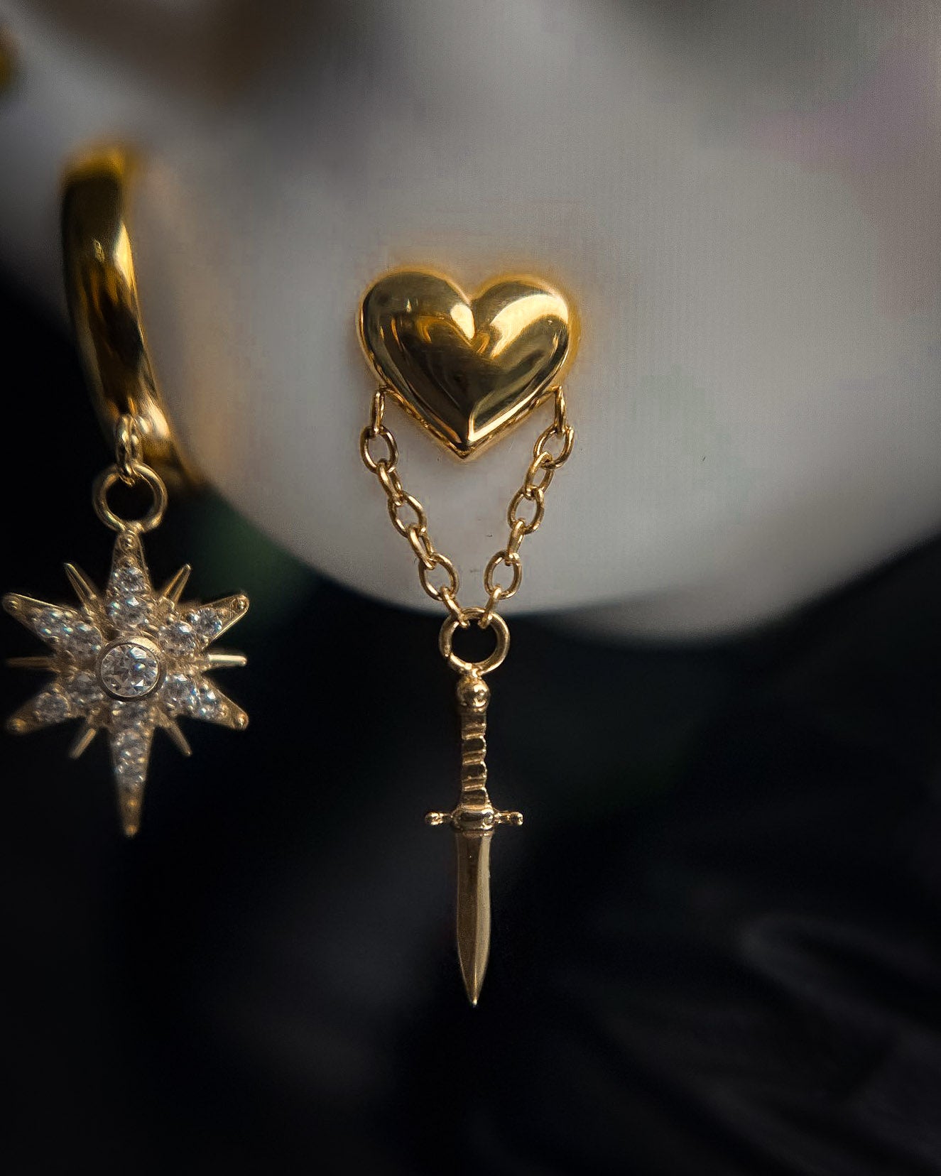 Kolczyk do ucha "Gold dagger" - tytanowy labret z wiszącym mieczykiem