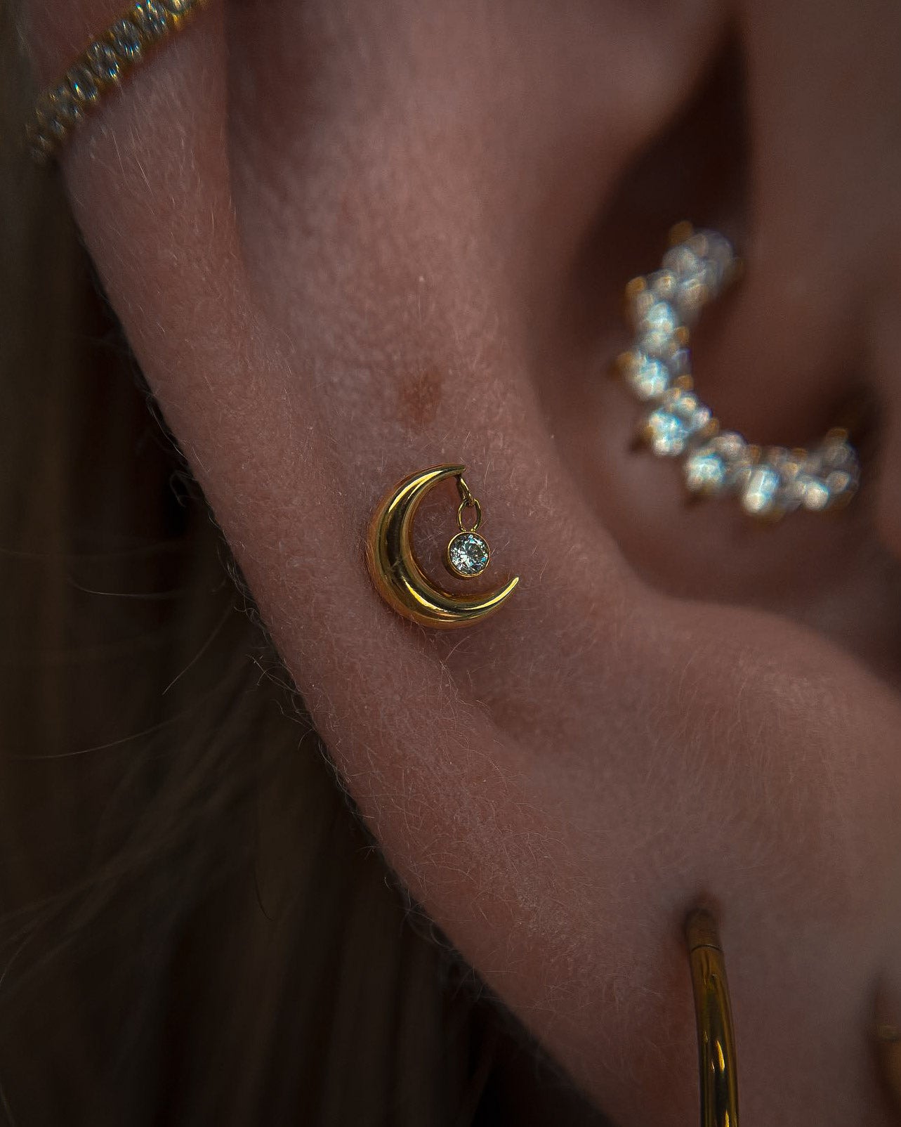 Kolczyk do ucha "Golden night" - anodyzowana tytanowa nakrętka