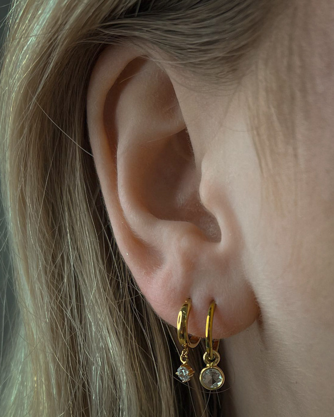 Kolczyk do ucha "Golden one dot" - tytanowy clicker z wiszącą cyrkonia