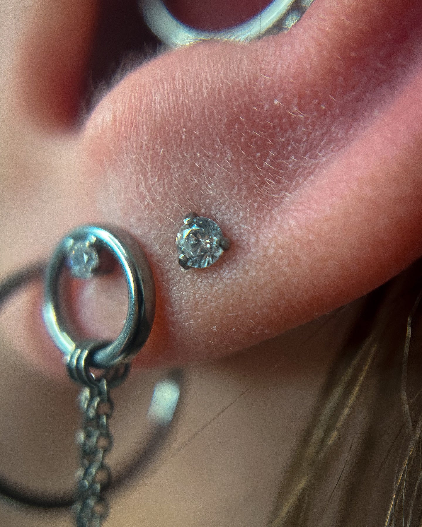 Kolczyk do ucha "Jedyneczka" - tytanowy labret z cyrkonią 