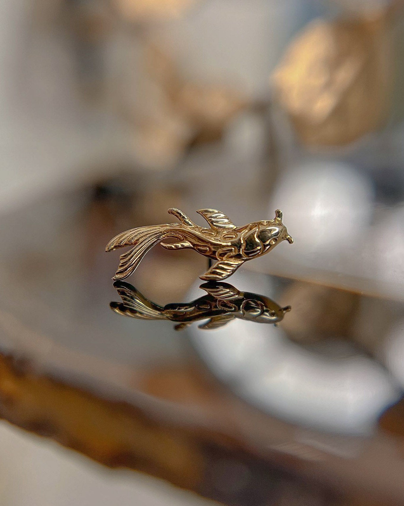 Kolczyk do ucha "Koi fish" - anodyzowany tytanowy labret z rybką Koi