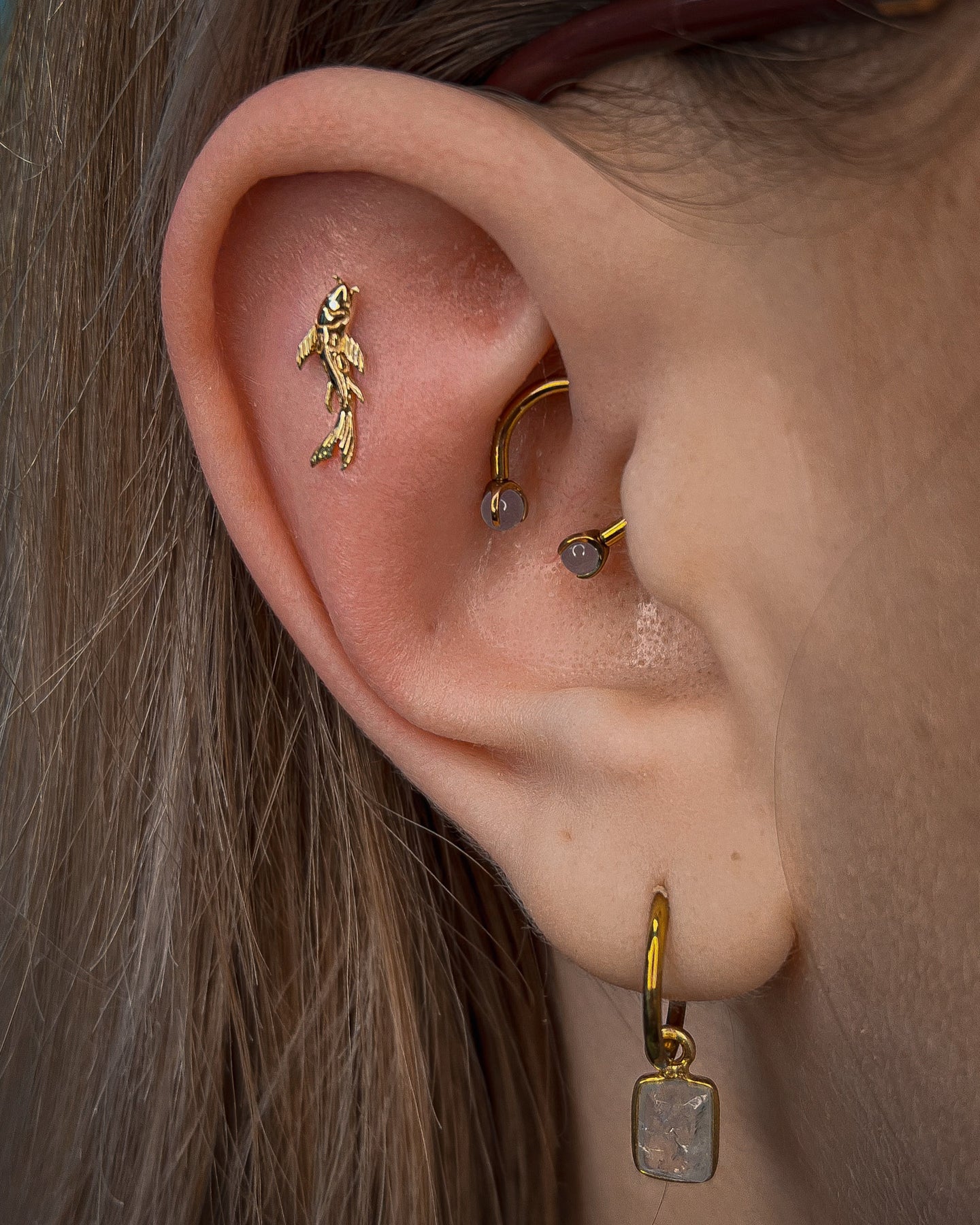 Kolczyk do ucha "Koi fish" - anodyzowany tytanowy labret z rybką Koi