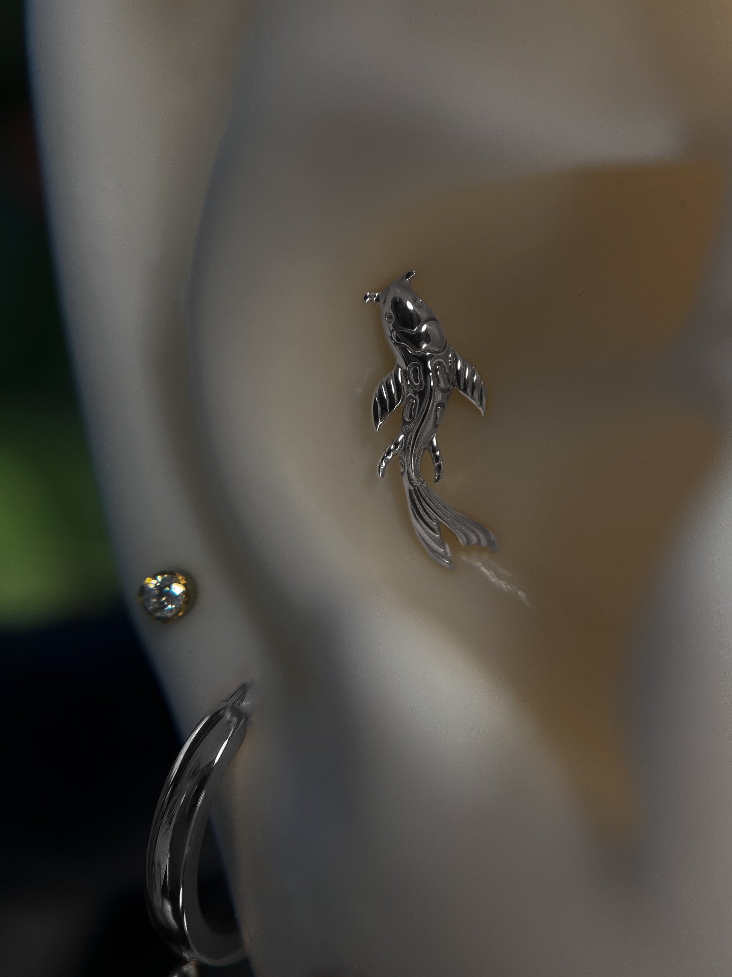 Kolczyk do ucha "Koi fish" - tytanowy labret z rybką Koi