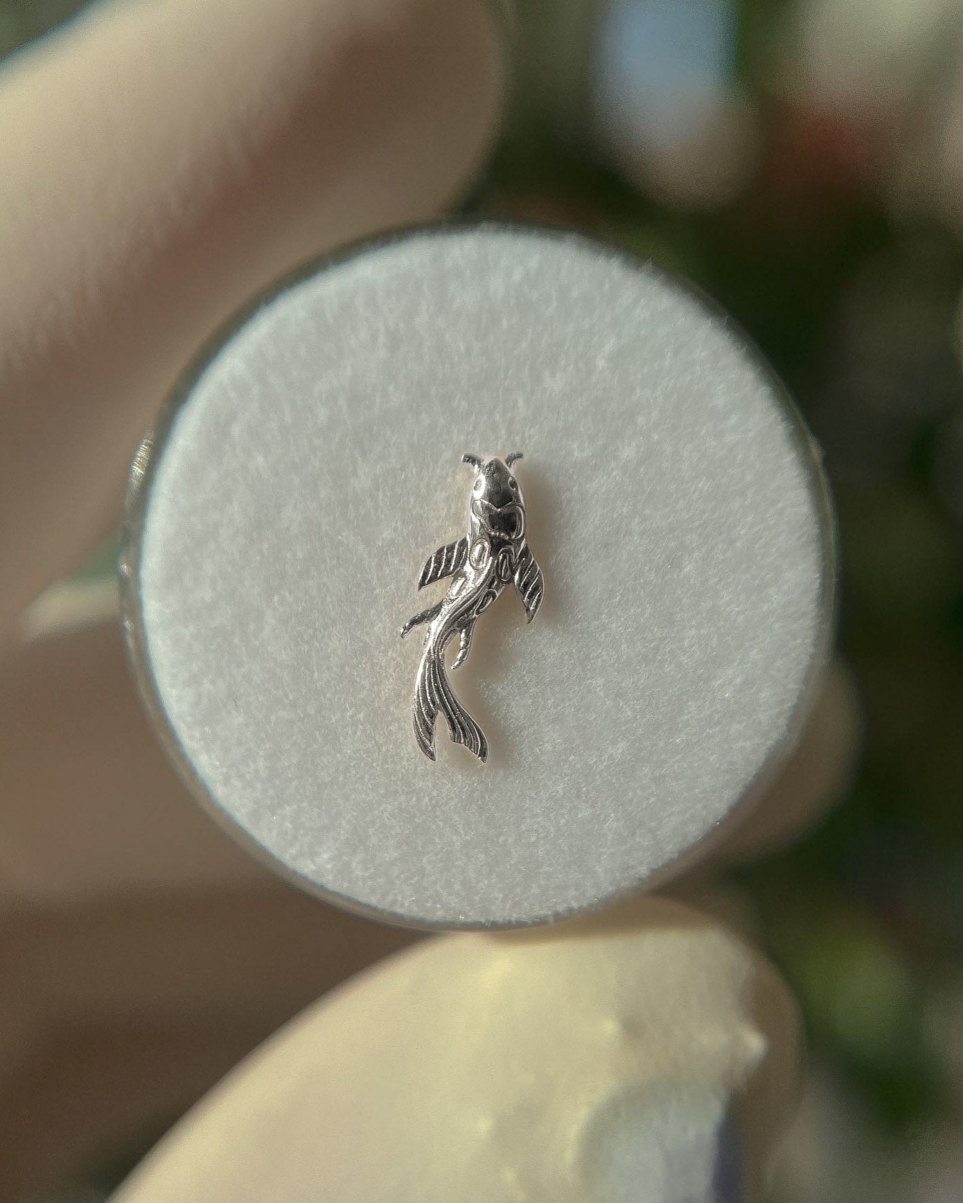 Kolczyk do ucha "Koi fish" - tytanowy labret z rybką Koi