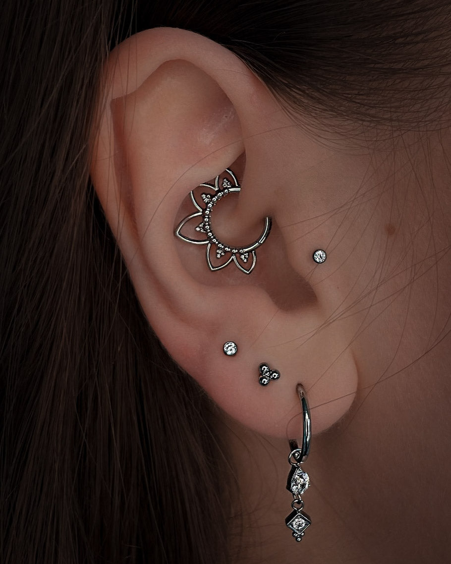 Kolczyk do ucha "Lotus" - tytanowy clicker