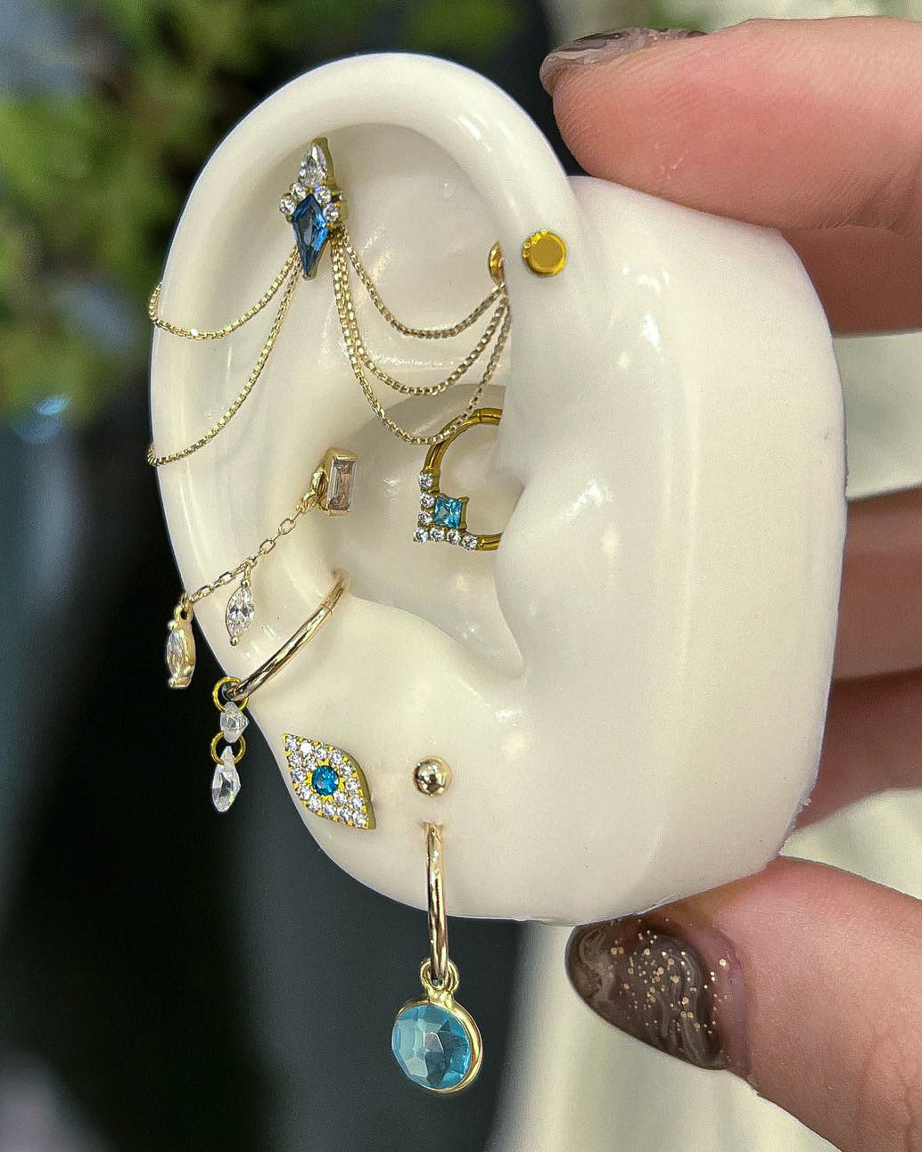 Kolczyk do ucha "Sharpie blue" - anodyzowany tytanowy labret z cyrkoniami