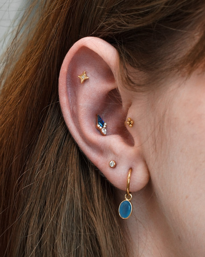 Kolczyk do ucha "Sharpie blue" - anodyzowany tytanowy labret z cyrkoniami