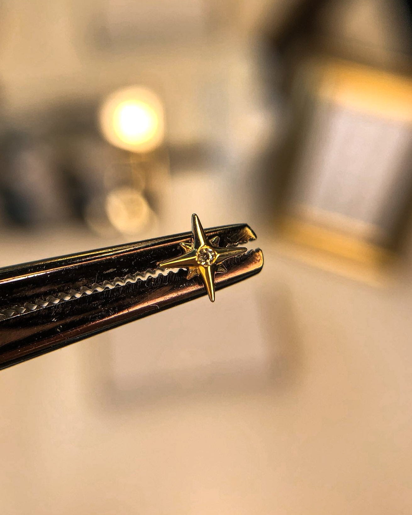 Kolczyk do ucha "Shining star" - anodyzowany tytanowy labret gwiazdki z cyrkonią