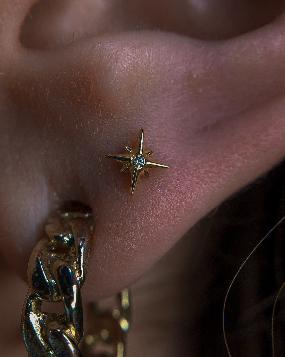 Kolczyk do ucha "Shining star" - anodyzowany tytanowy labret gwiazdki z cyrkonią