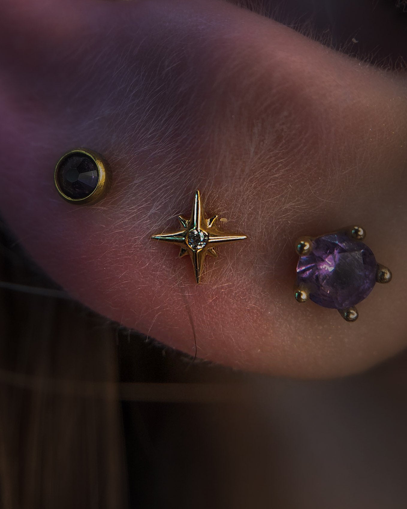 Kolczyk do ucha "Shining star" - anodyzowany tytanowy labret gwiazdki z cyrkonią