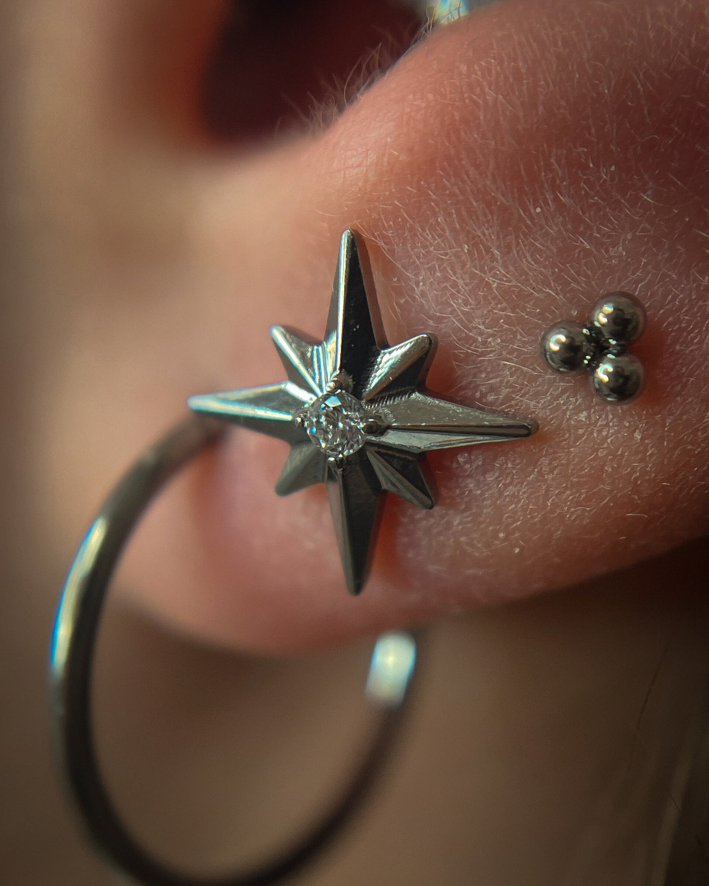 Kolczyk do ucha "Shining star" - tytanowy labret gwiazdki z cyrkonią