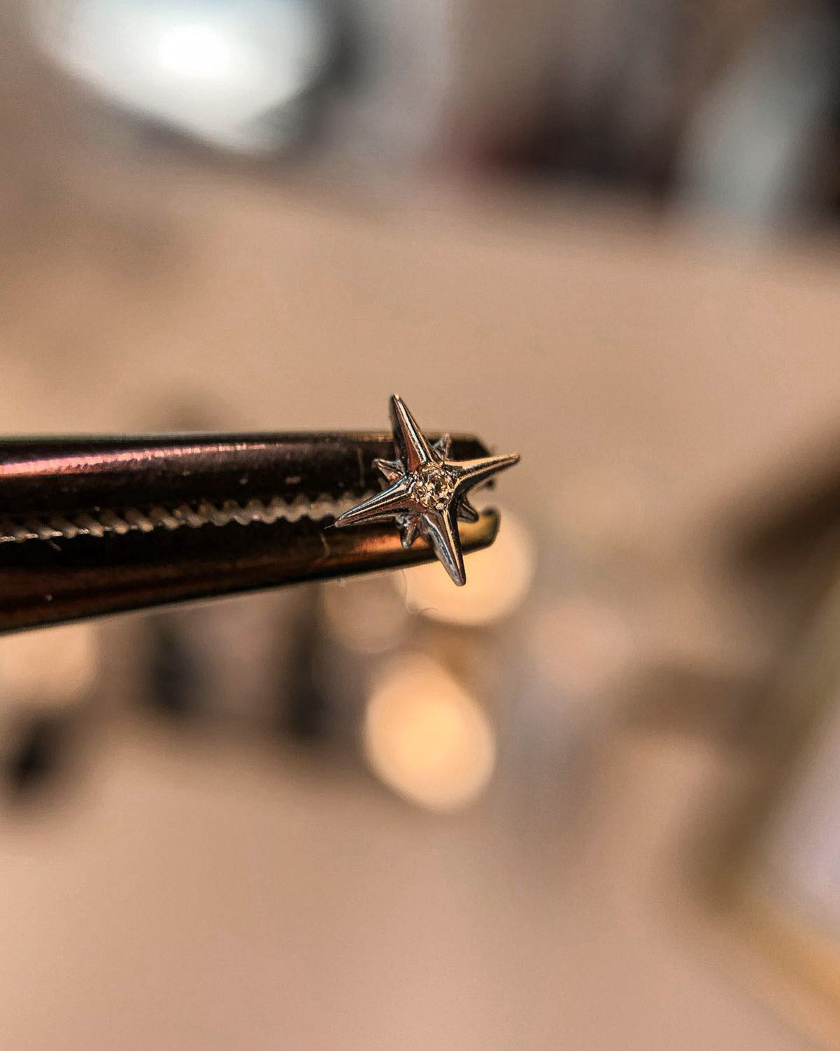 Kolczyk do ucha "Shining star" - tytanowy labret gwiazdki z cyrkonią