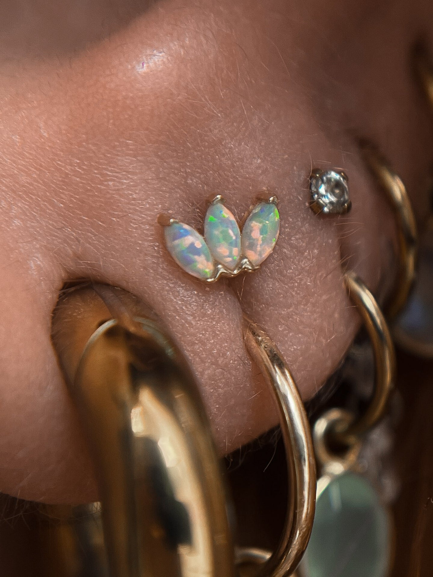 Kolczyk do ucha "Siren" -14K złoty labret z opalem