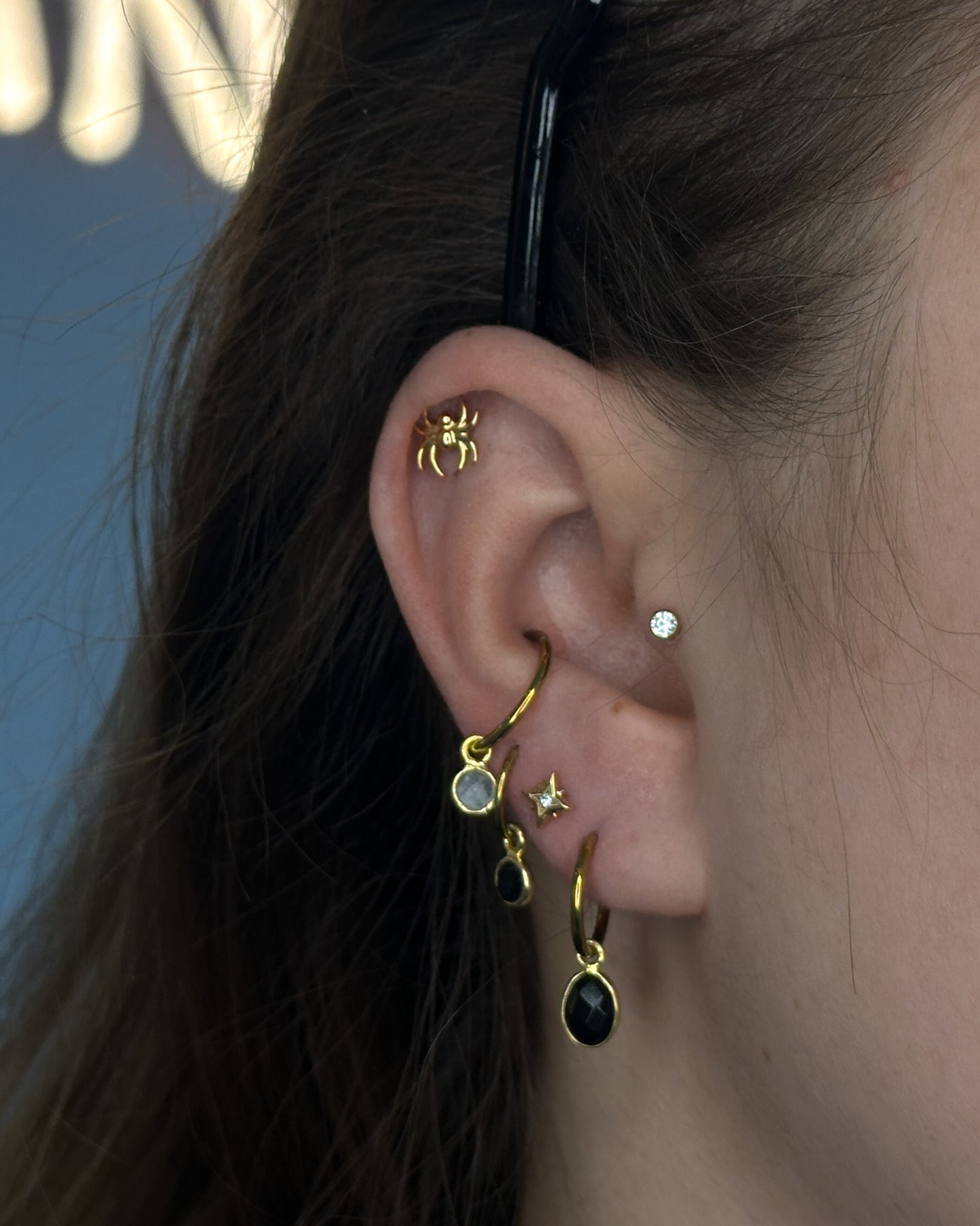 Kolczyk do ucha "Small spider" - anodyzowana tytanowa nakrętka