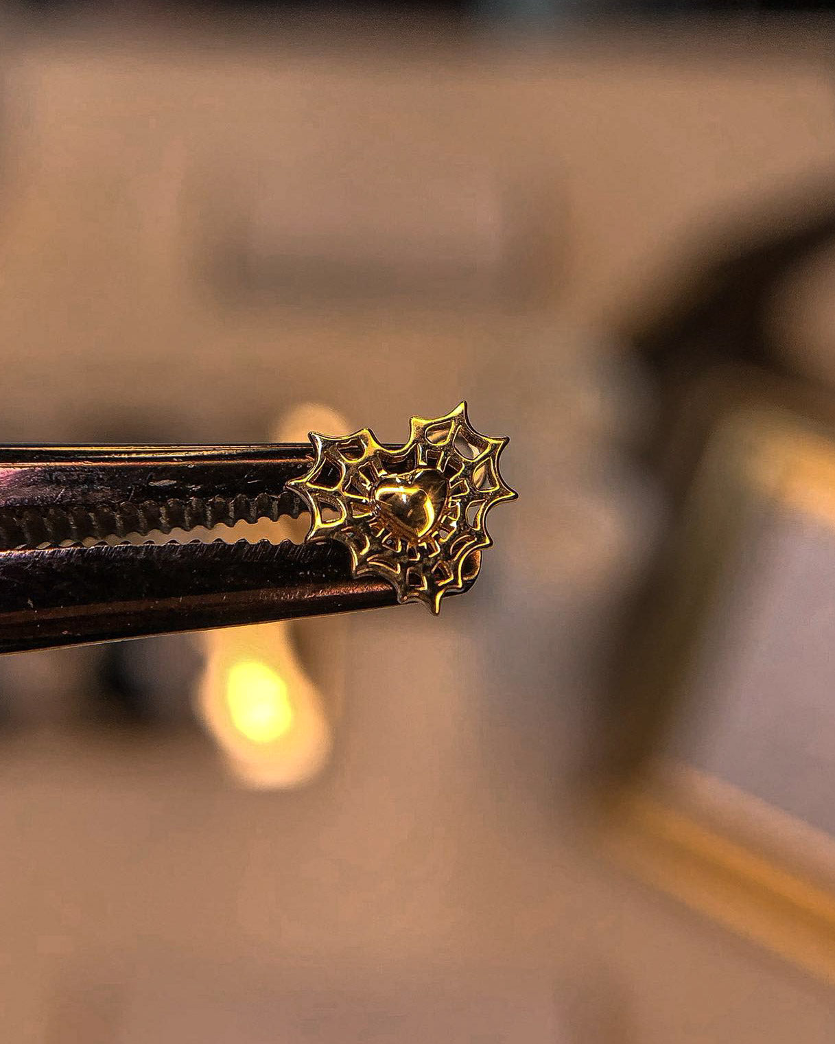 Kolczyk do ucha "Spider love" - anodyzowany tytanowy labret pajęczynka