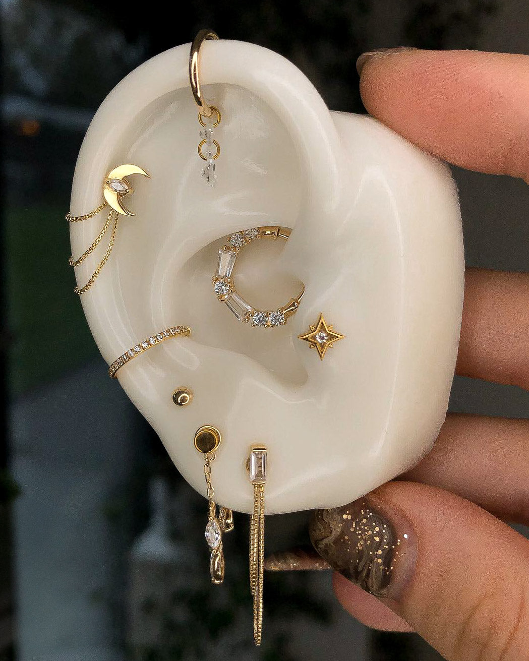 Kolczyk do ucha "Straight line gold" - tytanowy clicker z cyrkoniami