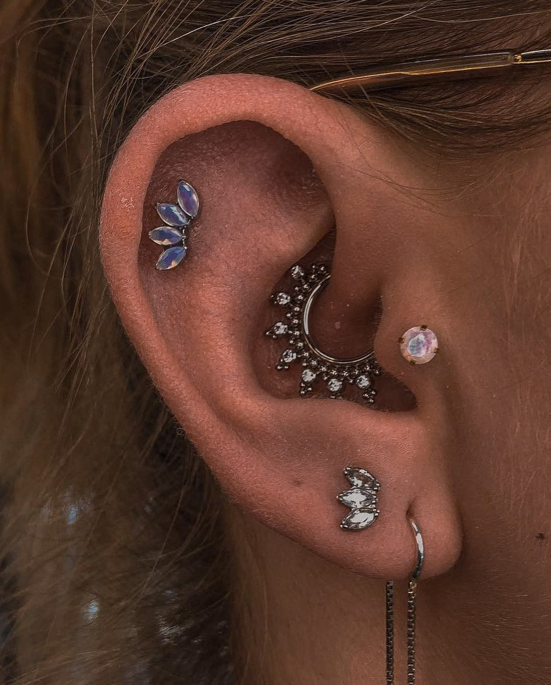 Kolczyk do ucha "Tiara" - tytanowy clicker z cyrkoniami