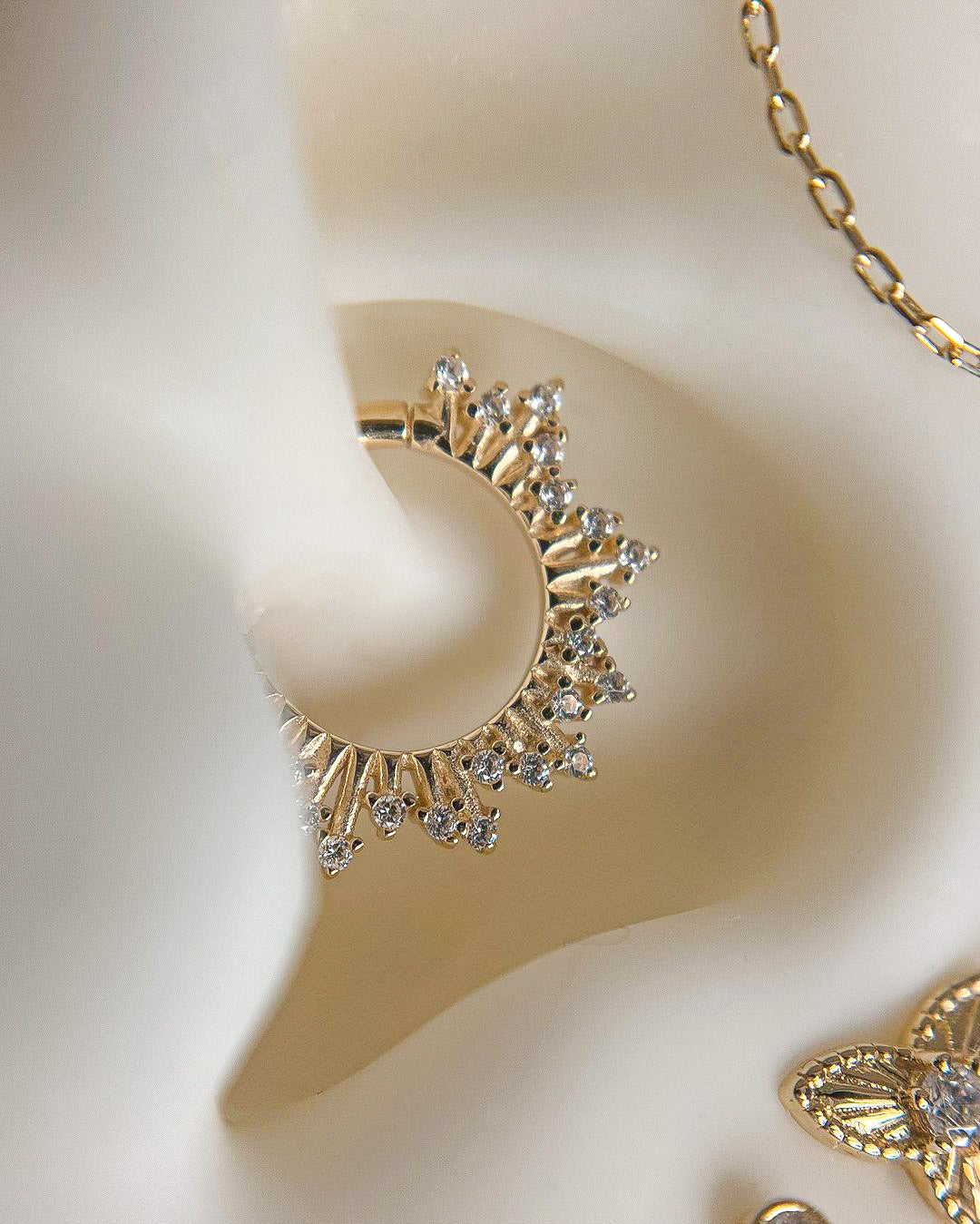 Kolczyk do ucha "Top tier" - 14K złoty clicker z cyrkoniami