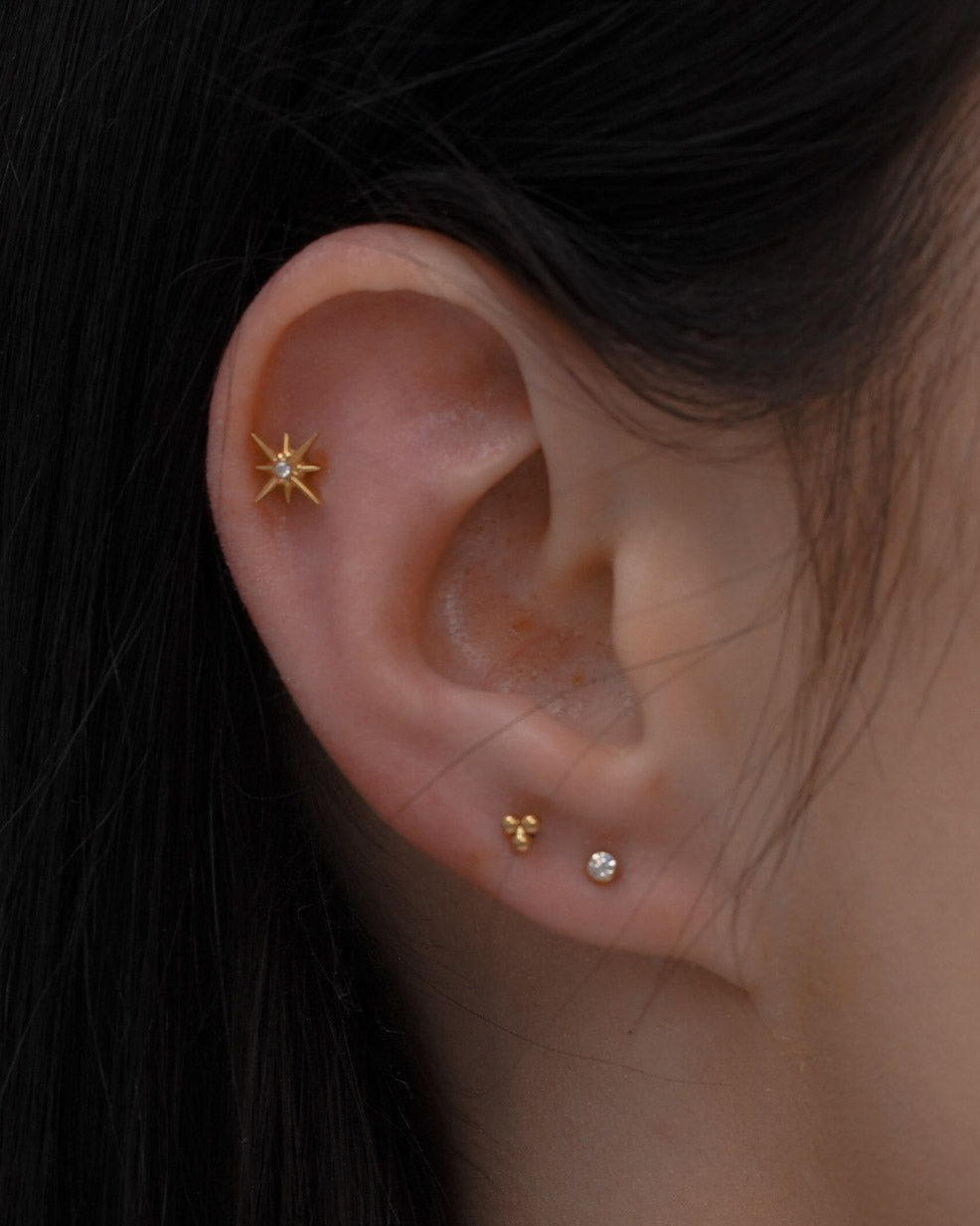 Kolczyk do ucha "Trójeczka" - anodyzowany tytanowy labret