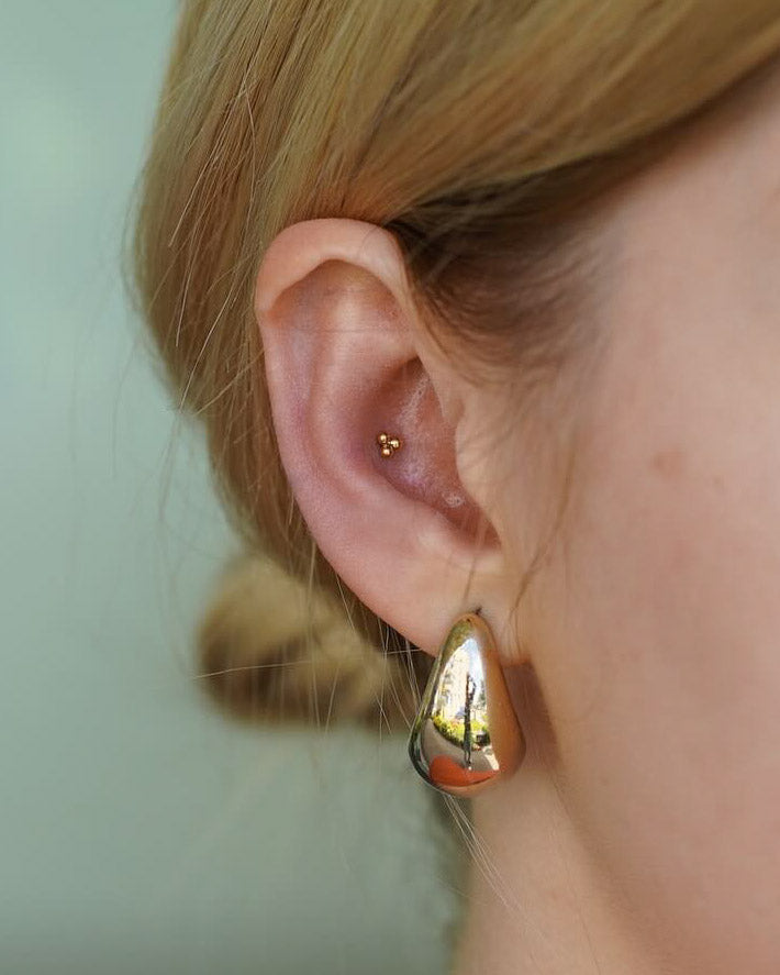 Kolczyk do ucha "Trójeczka" - anodyzowany tytanowy labret