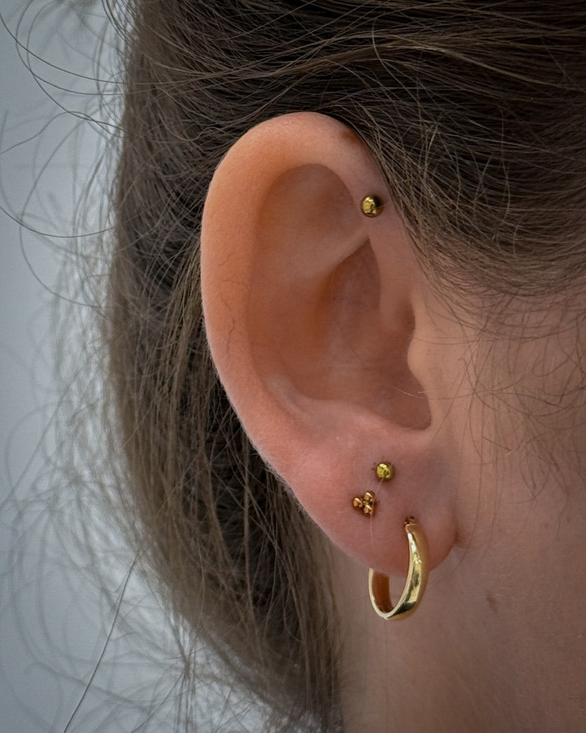 Kolczyk do ucha "Trójeczka" - anodyzowany tytanowy labret